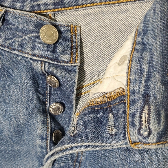 Levi's 501 Women's Denim Blue Distressed Shorts Size W26  Button Fly - Picture 4 of 10
